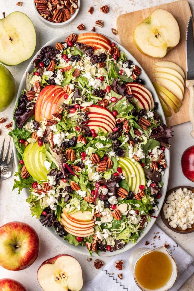 Ensalada de cosecha de otoño con vinagreta de sidra de manzana