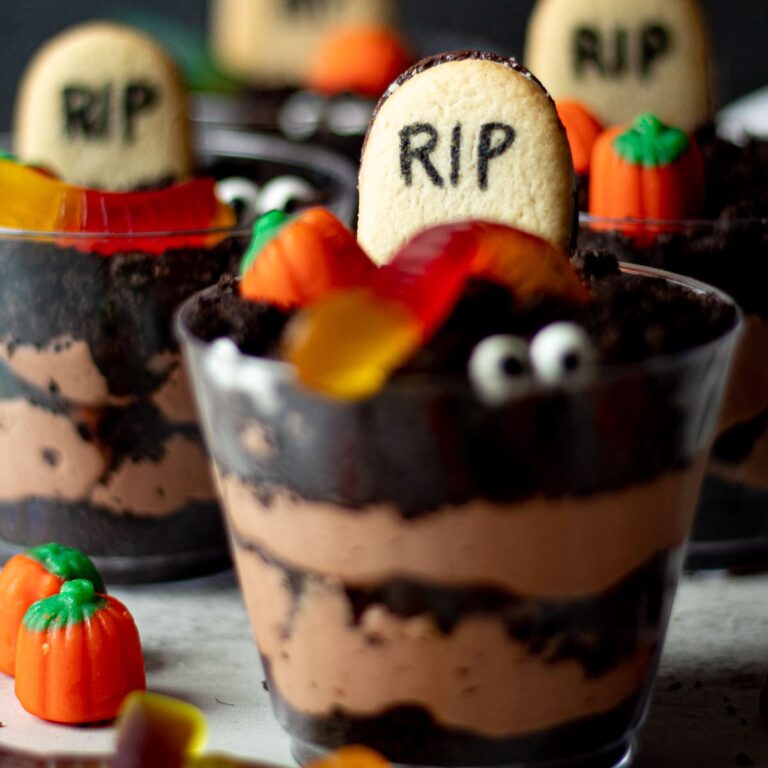 Cortes de tierra de Halloween – Postres de cementerio Oreo