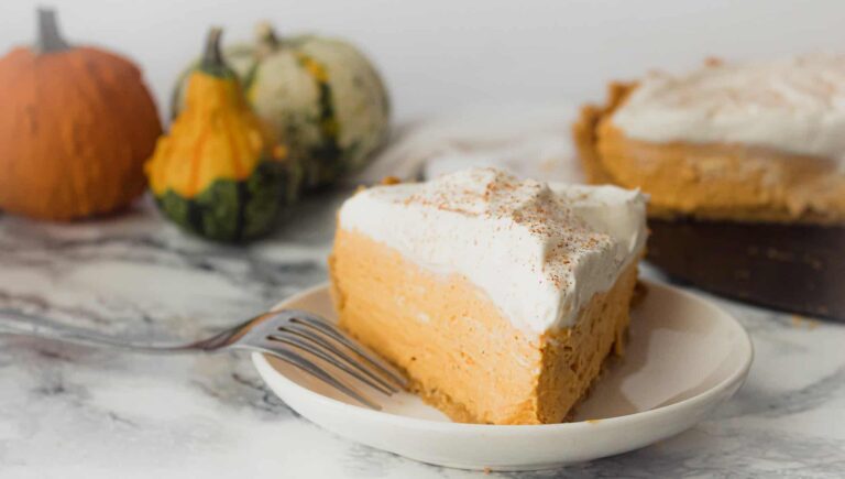 Tarte à la mousse à la citrouille avec croûte à biscuits en érable – pas de cuisson!