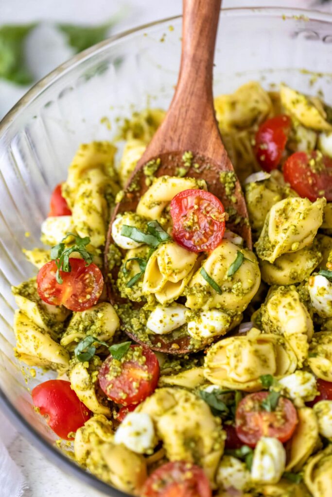 Ensalada de pasta de tortellini de pesto - como corazón