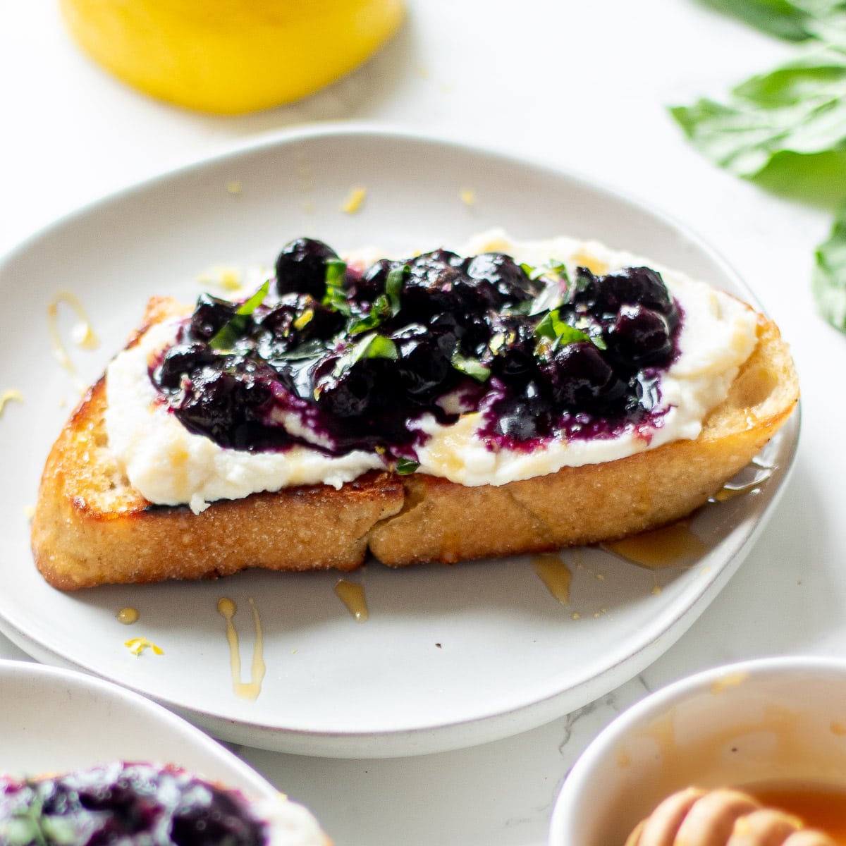 Tostadas con arándanos con ricota batida