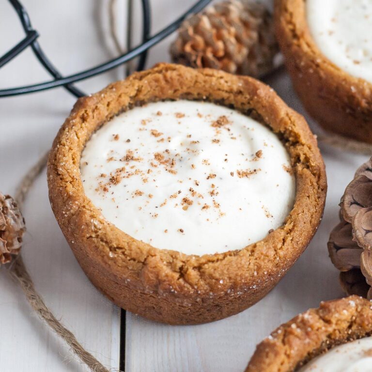 Tazas de galletas con pastel de queso con leche de pollo